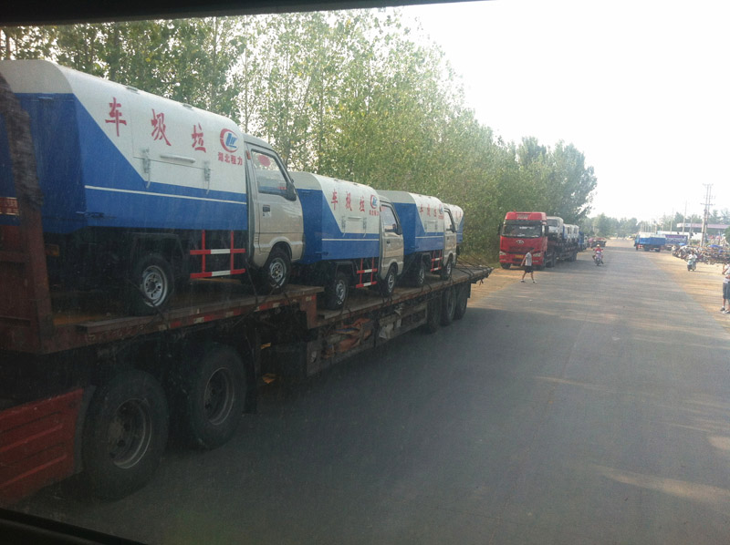 圖為準備發車至山西的小型<a href=http://m.kmkyu.com/ljc target=_blank class=infotextkey>垃圾車</a>