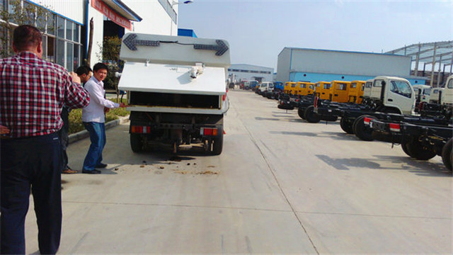 內蒙客商正在參觀五十鈴<a href=http://m.kmkyu.com/saoluche/ target=_blank class=infotextkey>掃路車</a>