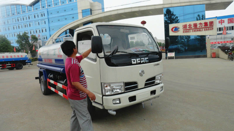 正在給5噸<a href=http://m.kmkyu.com/ssc target=_blank class=infotextkey>灑水車</a>做出廠前準備